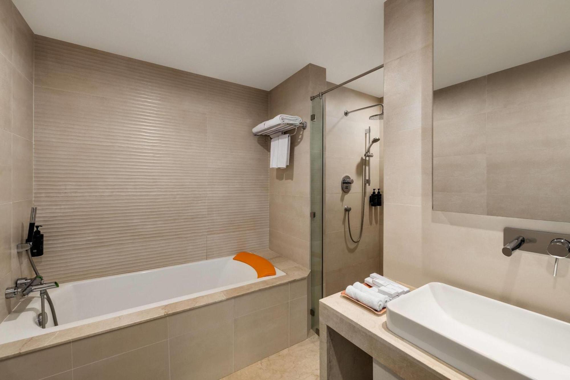 Ramada By Wyndham Kathmandu Dhumbarahi Hotell Exteriör bild